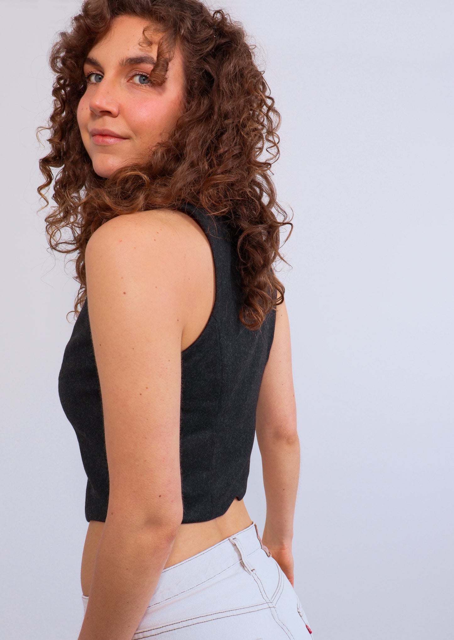 Sleevless tank top cropped timeless vest with princess seams.